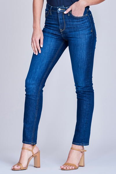 Mujer usando boyfriend jeans marca aarnik