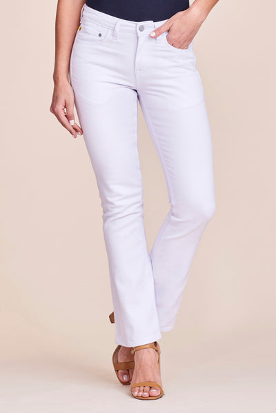 Flare jeans blancos hechos de denim sustentable marca aarnikjeans