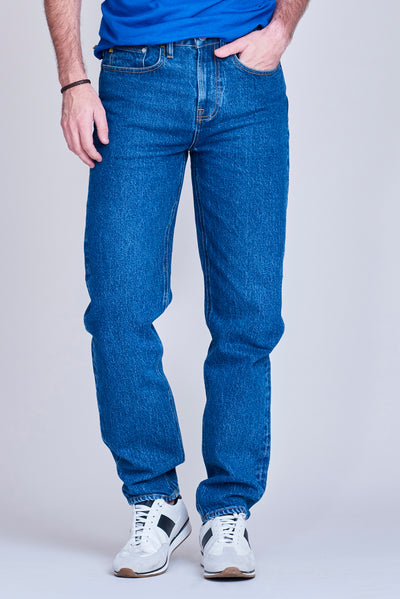 hombre usando loose jeans de mezclilla sustentable marca aarnikjeans
